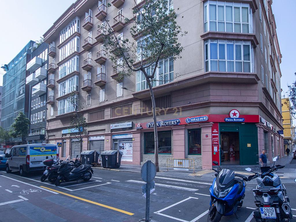 Apartamento totalmente renovado no último andar com garagem e arrecadação a 5 minutos de Las Canteras, Gran Canaria - Image 25