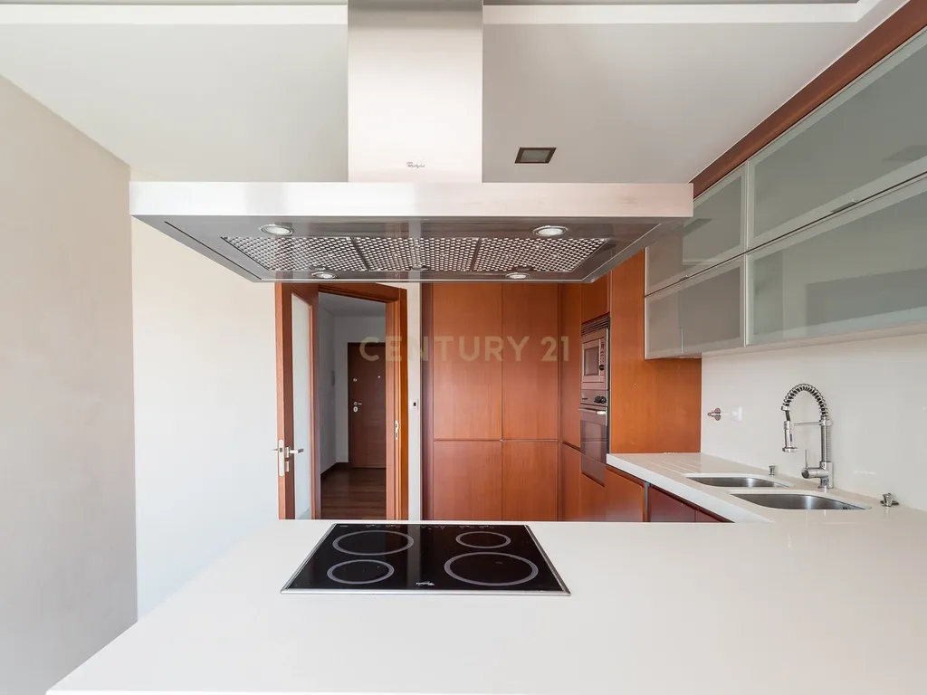 Apartamento T2 num condomínio com Vista Panorâmica em Odivelas, Famões - Image 7