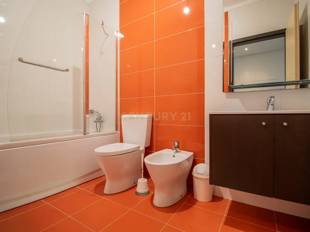 Apartamento T3 c/ 2 Varandas, Garagem Dupla e Terraço com Sala de Eventos - Image 4