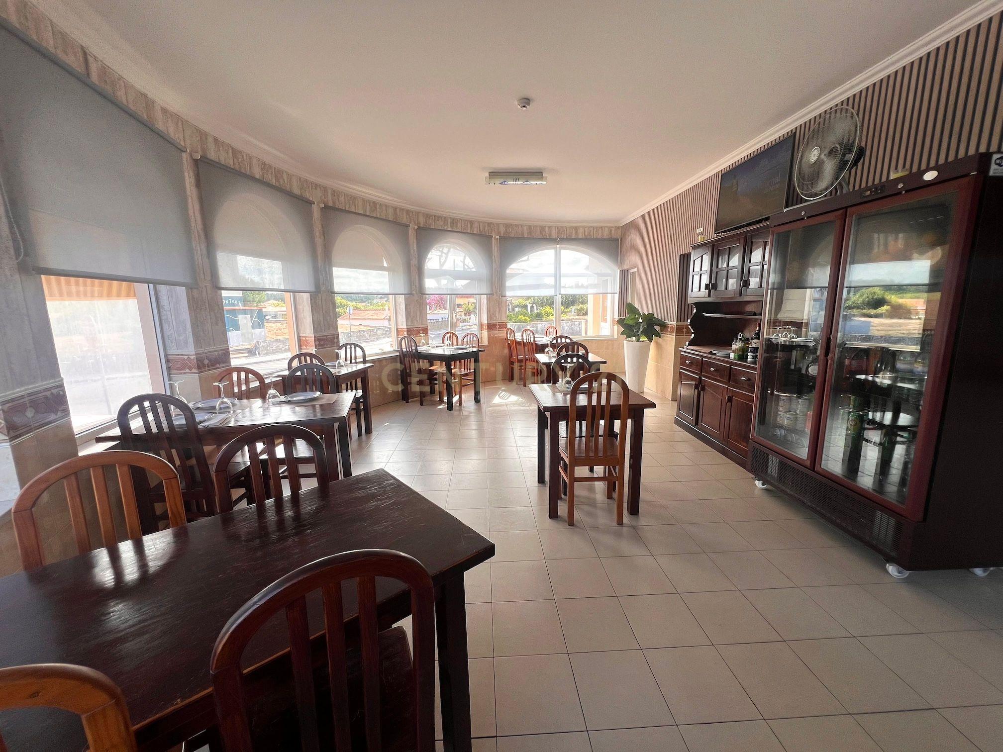 Fotografia 3 de Prédio no Nadadouro com 3 apartamentos + restaurante + potencial para mais 3 apartamentos
