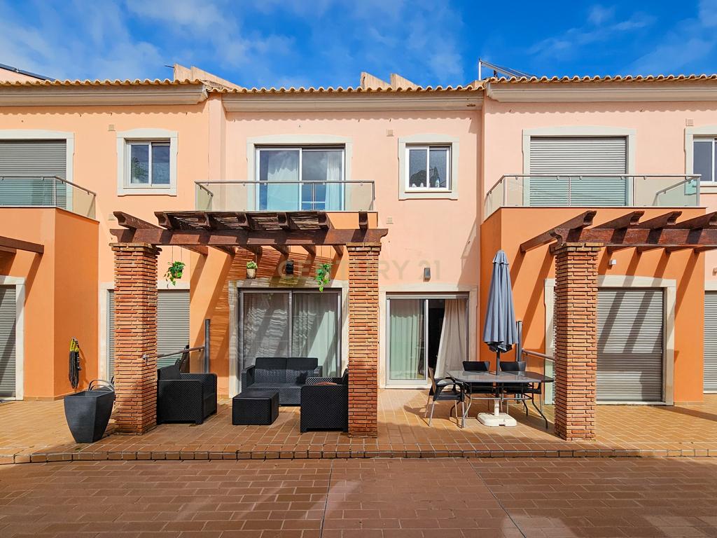Moradia T2+2 | em Banda | Jardins Vale Santa Maria - Albufeira | 1 Garagem em Box + 2 lugares de estacionamento | Condomínio fechado com 2 Piscinas  - Image 2