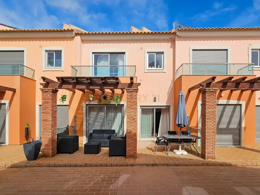 Moradia T2+2 | em Banda | Jardins Vale Santa Maria - Albufeira | 1 Garagem em Box + 2 lugares de estacionamento | Condomínio fechado com 2 Piscinas - Image 2