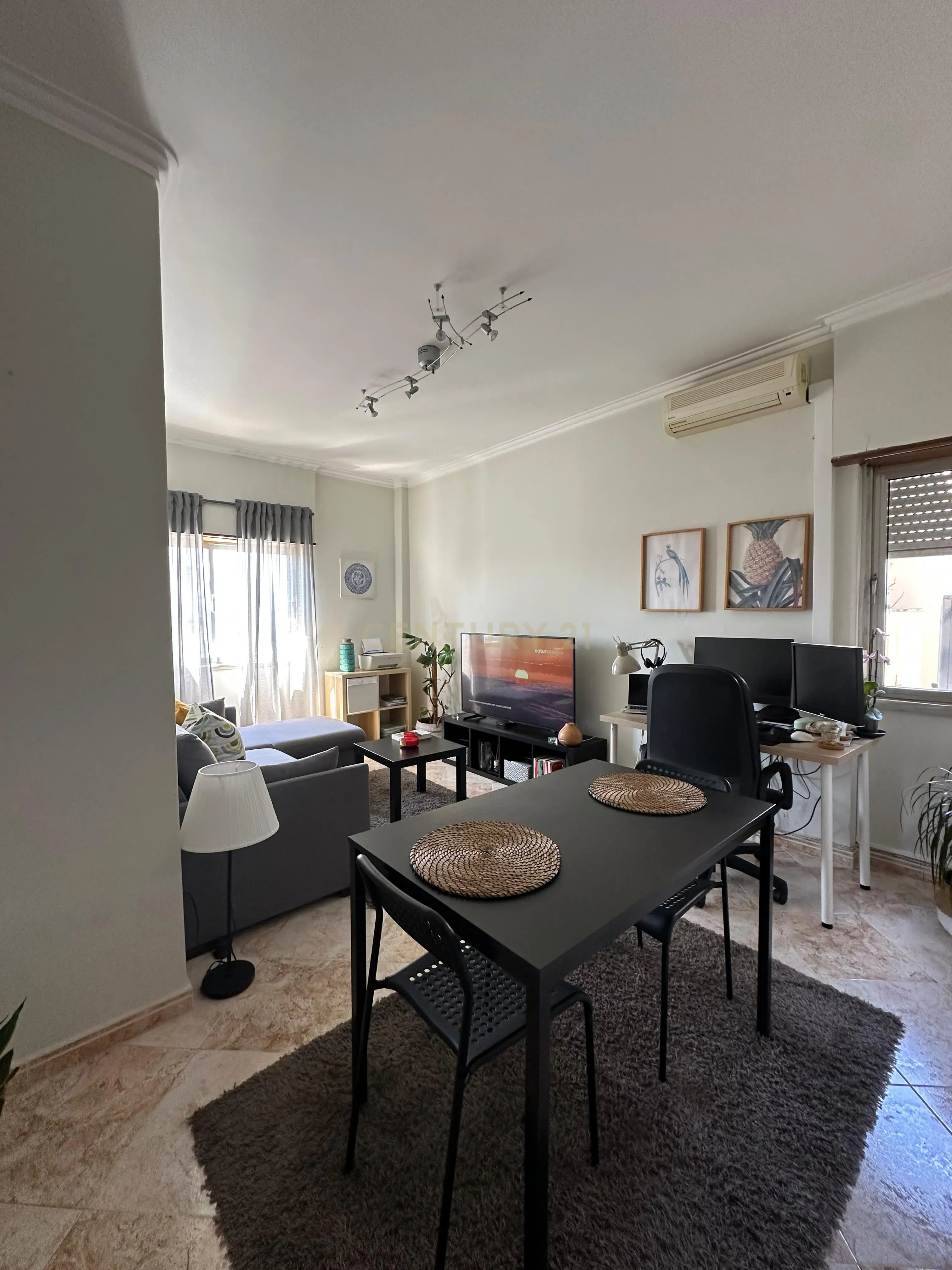 Apartamento T2 com Vista Privilegiada em Amadora - 250.000€ - Image 1