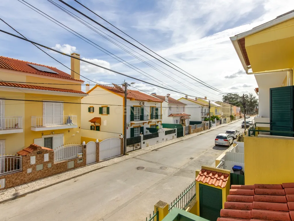 Moradia T3 na Quinta do Conde com Logradouro e sotão - Image 23