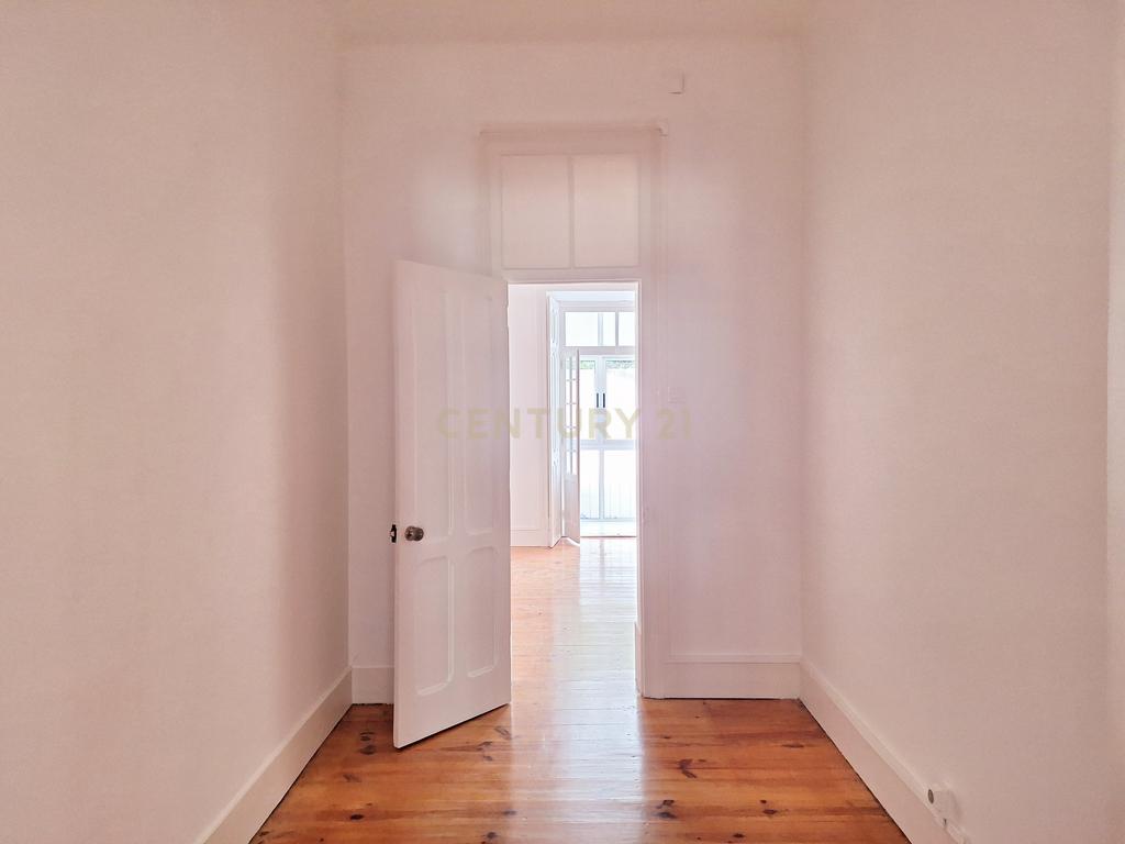  Apartamento T3+2 para Arrendamento em Campolide - Image 14