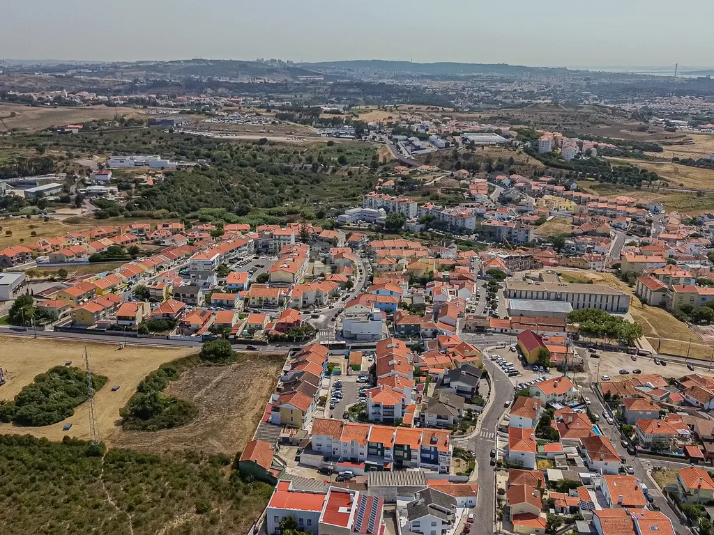 Apartamento T2 parcialmente renovado — Porto Salvo - Image 39