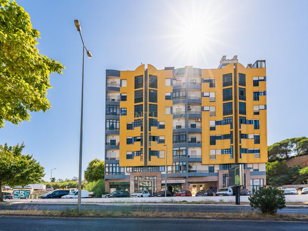 Apartamento T3 com Vista desafogada e parqueamento, no Feijó - Almada - Image 29