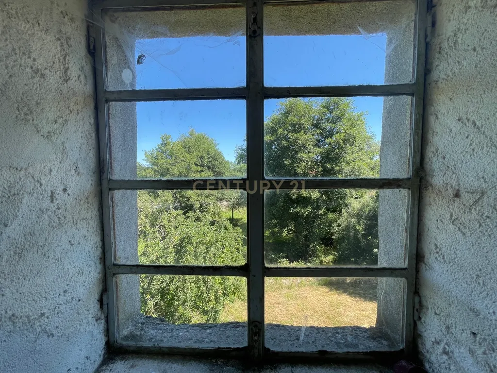 Uma quinta com uma casa que necessita de restauro, situada num terreno de 4000m², cortado por um riacho. - Image 36