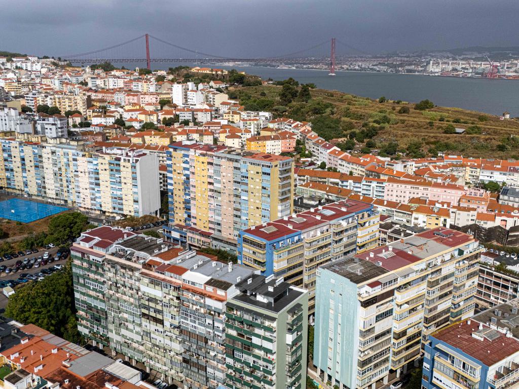 T3 Totalmente Remodelado com Vista Rio | Cacilhas, Almada - Image 37