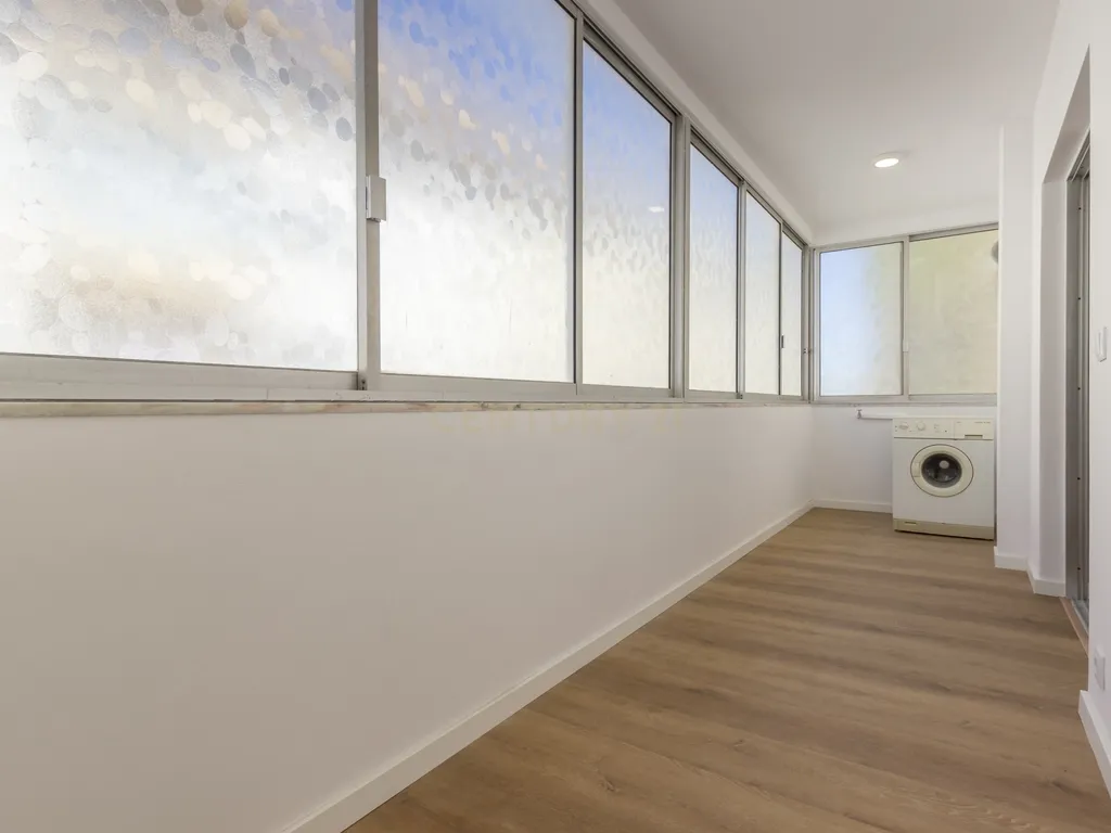 Apartamento T2 Remodelado - Sobreda *RESERVADO* - Image 9