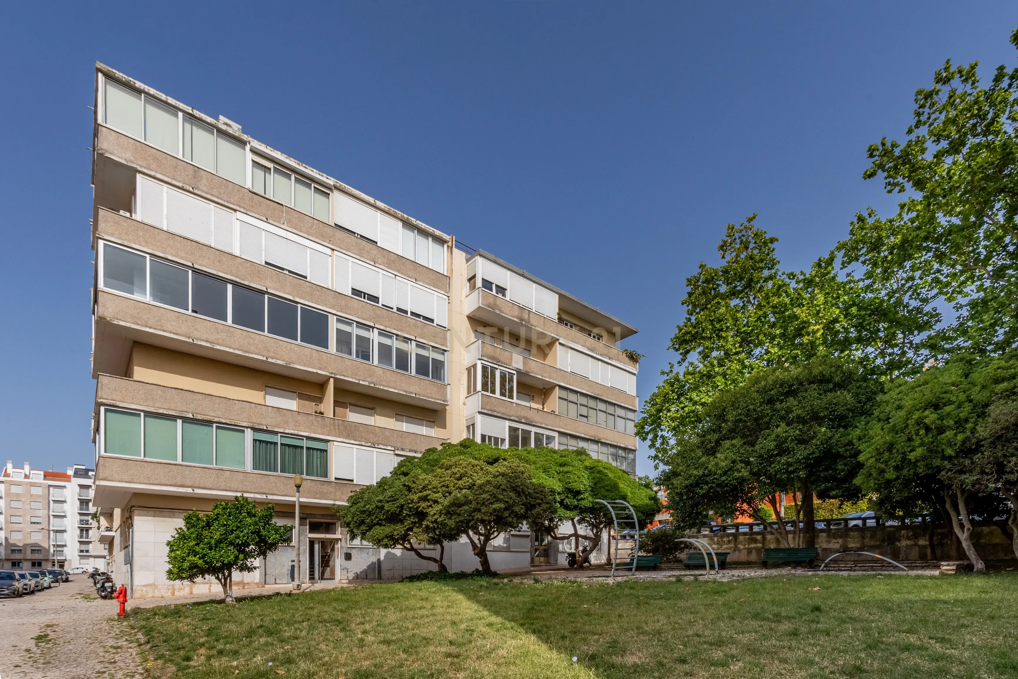 Fotografia 4 de T2 Renovado em Belém, junto ao CCB, com Lareira e Ar Condicionado