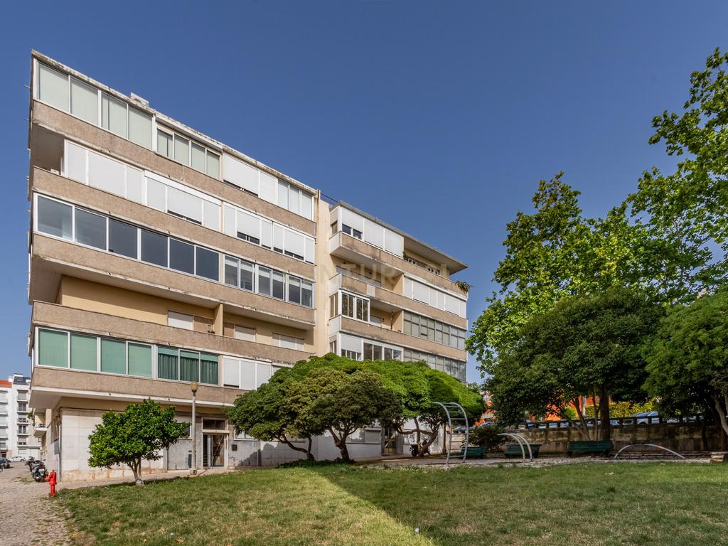 T2 Renovado em Belém, junto ao CCB, com Lareira e Ar Condicionado - Image 4