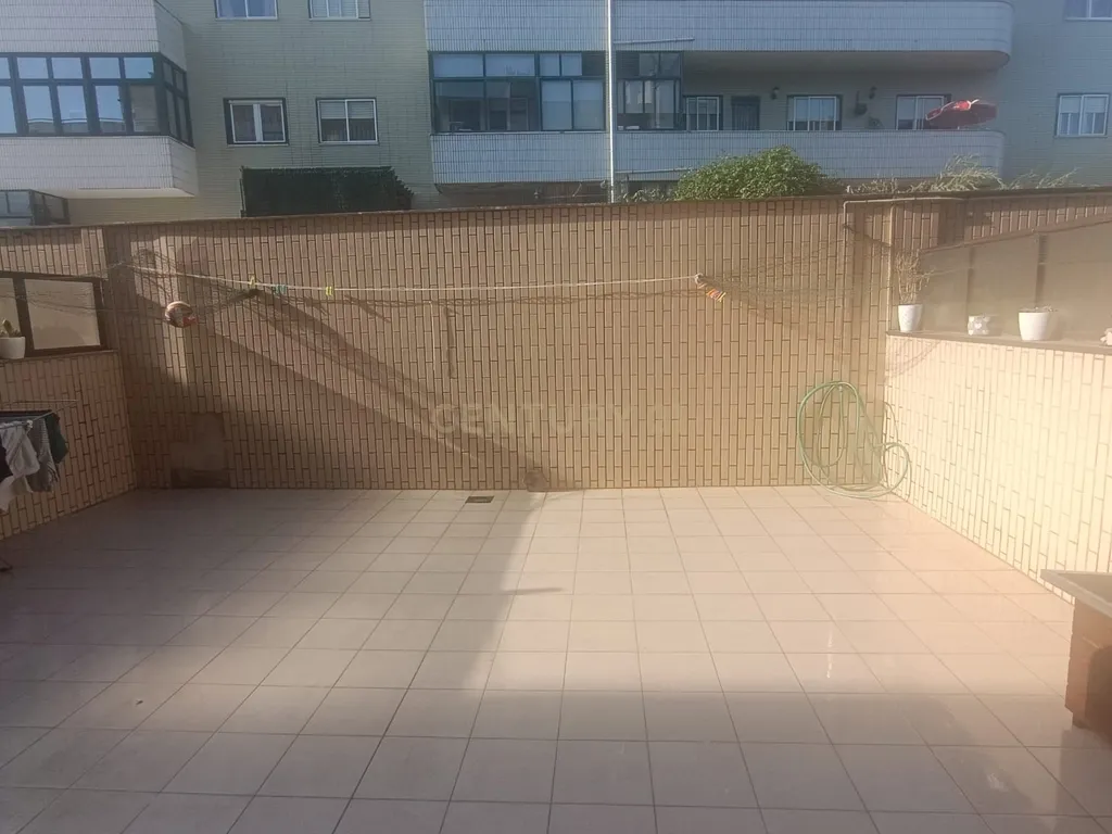 T2 com Terraço, Box, Condomínio Fechado no Centro de Arcozelo - Image 12