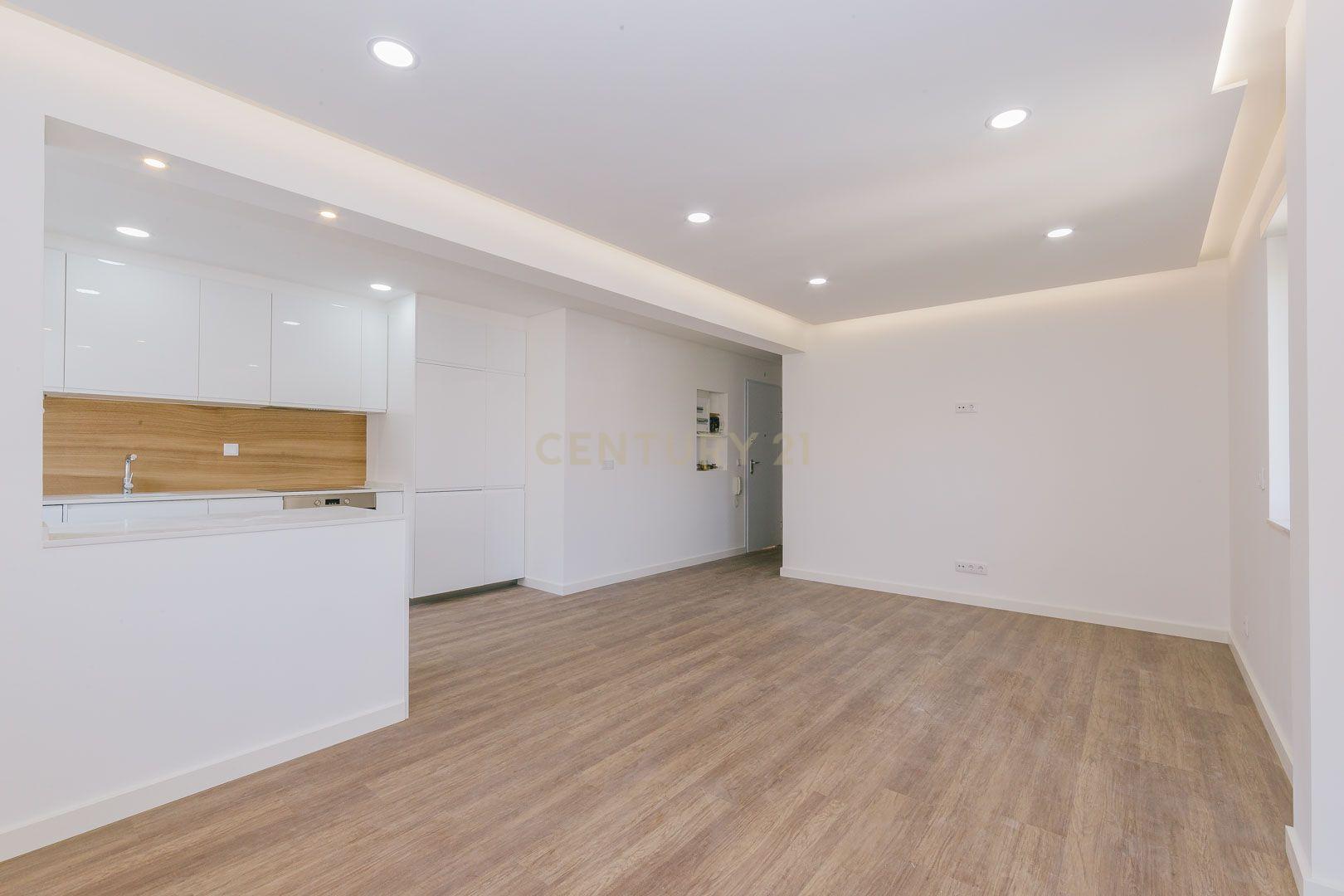 Fotografia 5 de Apartamento T2 Remodelado em Sacavém
