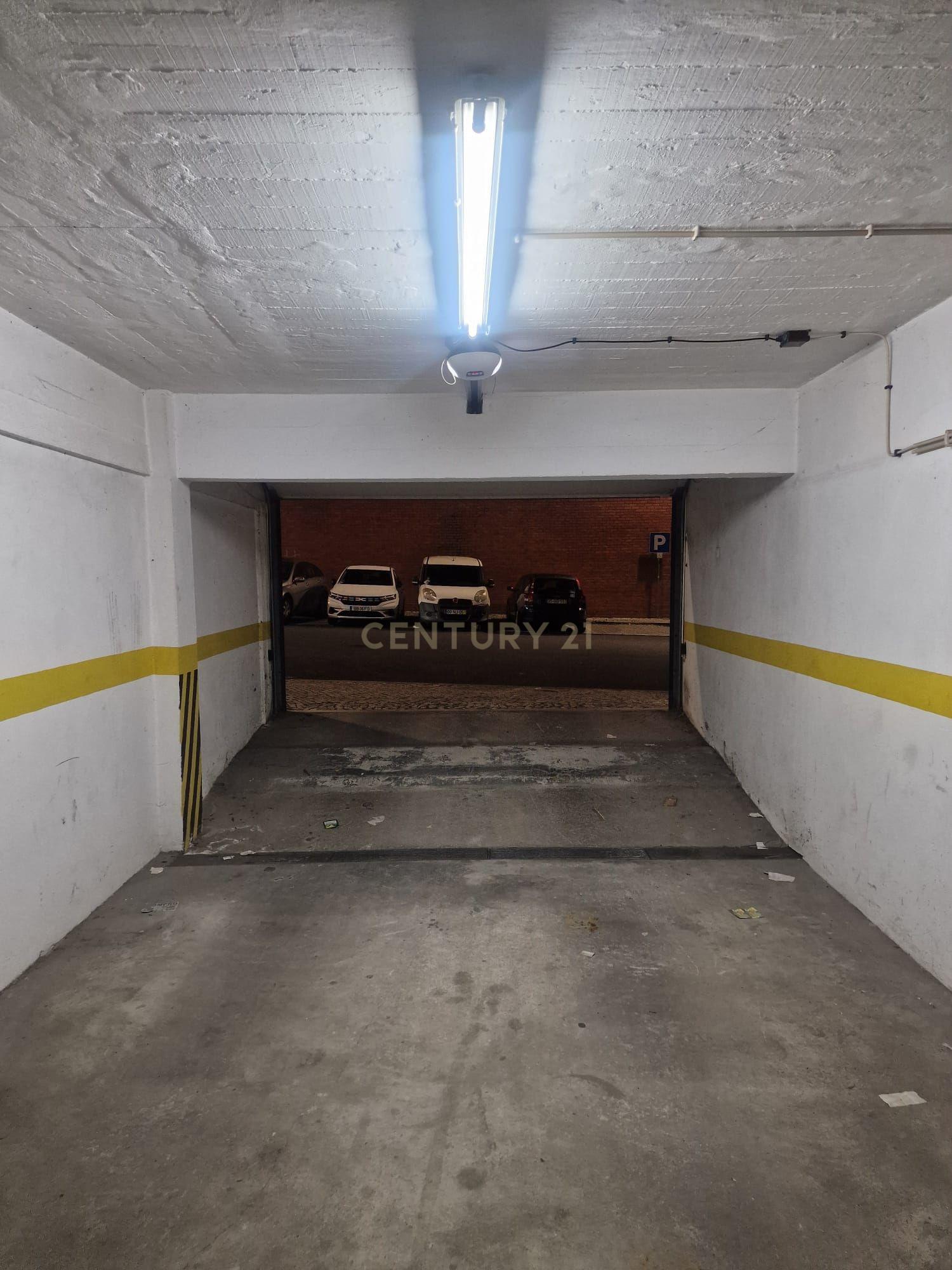 Fotografia 3 de Lugar de Estacionamento em Garagem Comum | Rio de Mouro | Excelente Localização
