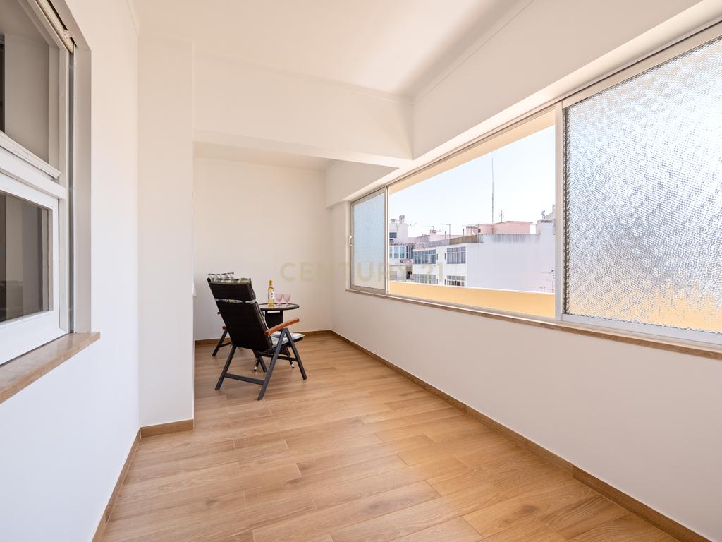 Apartamento T2 renovado em Portimão com varanda, 2 casas de banho e marquise espaçosa - Image 1