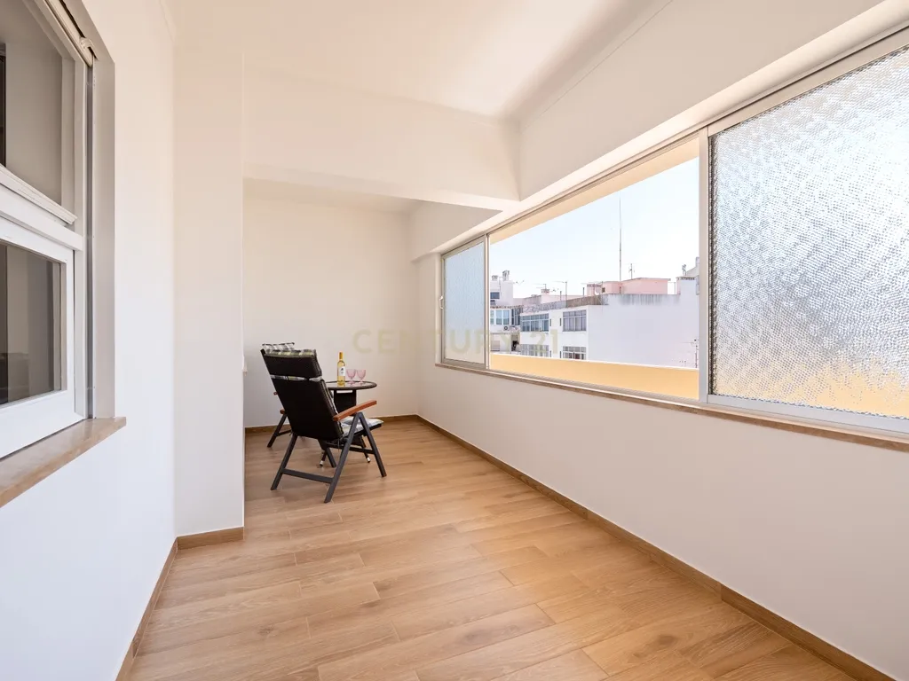 Apartamento T2 renovado em Portimão com varanda, 2 casas de banho e marquise espaçosa - Image 1