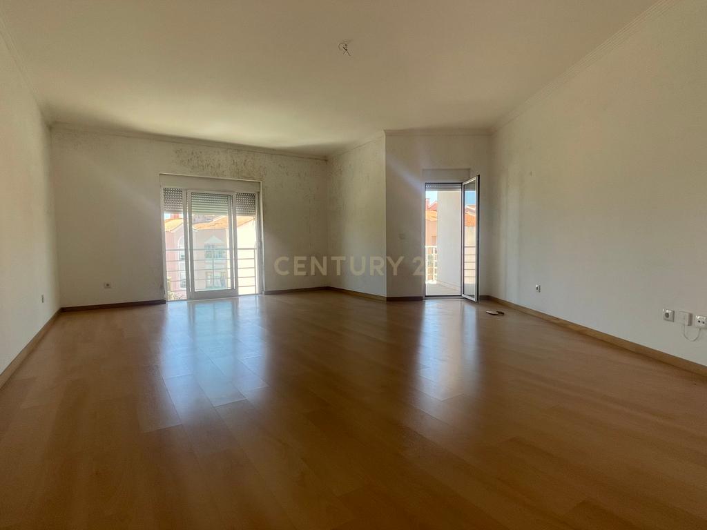 Apartamento T3, com Varanda, Arrecadação e 3 Lugares de estacionamento, no Pinhal Novo - Image 5