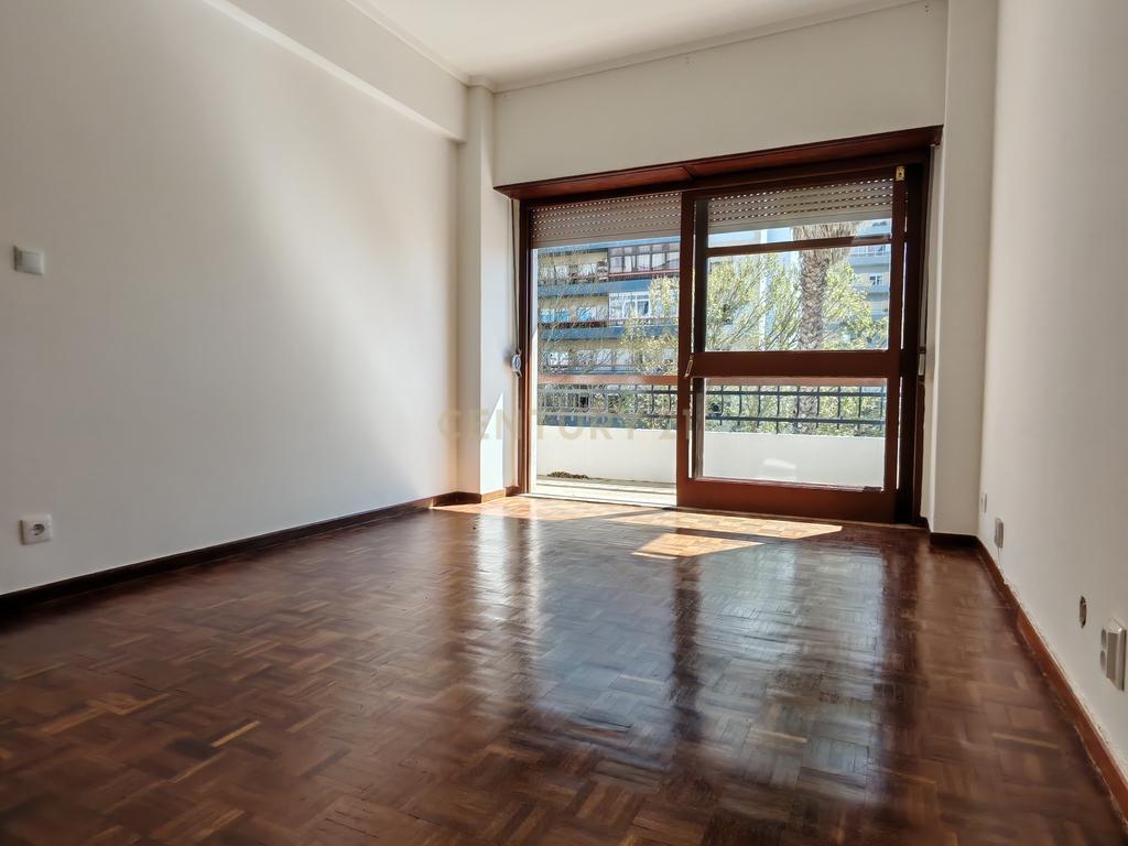 Apartamento T3 em Carnaxide - Image 2