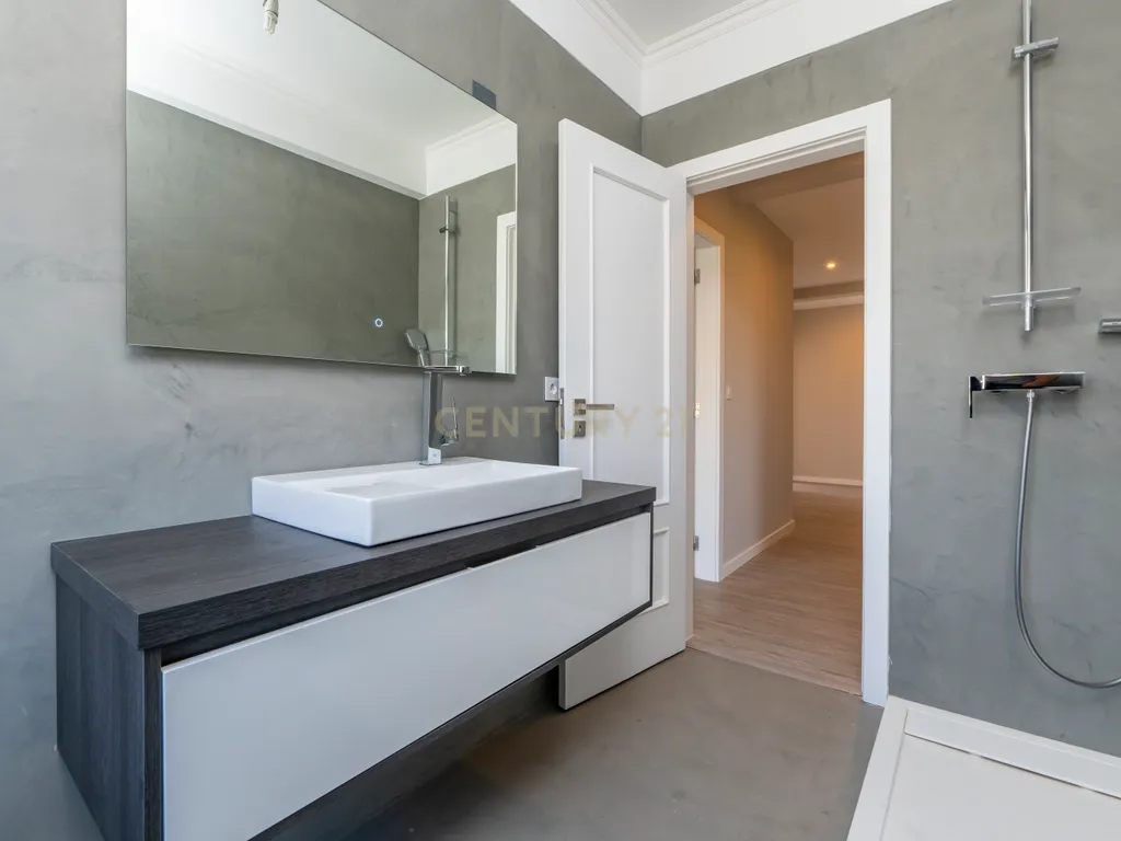 Apartamento Remodelado com Vista Mar na Ericeira, lugar de parqueamento - Image 13