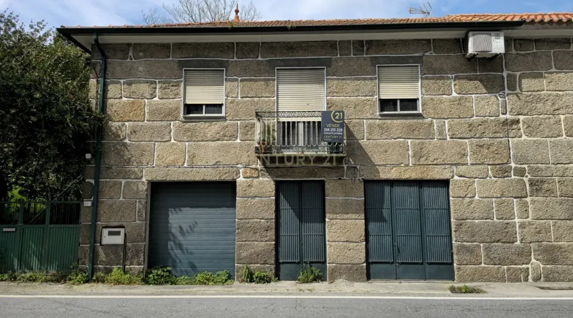 Moradia V4 - Portela, Penafiel - Image 1