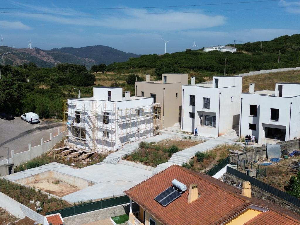 Moradia T4, condomínio fechado, Loures, piscina, 3 parqueamentos, vista desafogada - Image 21