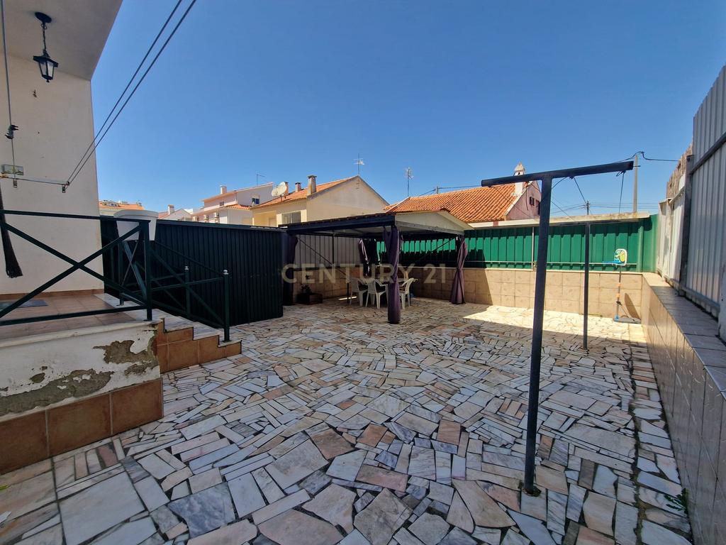Apartamento T1 Quinta do Conde com logradouro bastante amplo - Image 11
