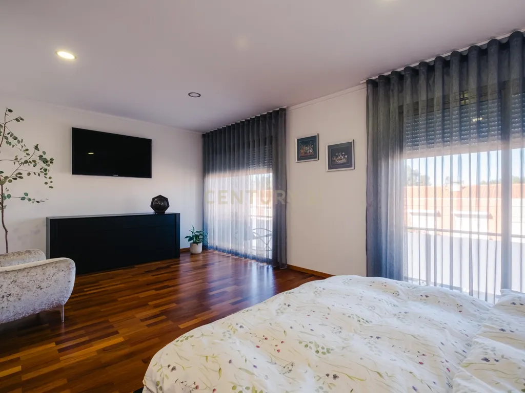 Moradia T4 com 255 m², Suíte Generosa, Jardim e Garagem para 3+ Viaturas | Astromil, Paredes - Image 19