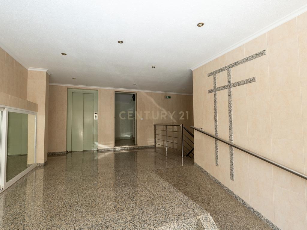 ** ESPECTACULAR APARTAMENTO NO CENTRO DE MAFRA, COM PARQUEAMENTO ** - Image 2
