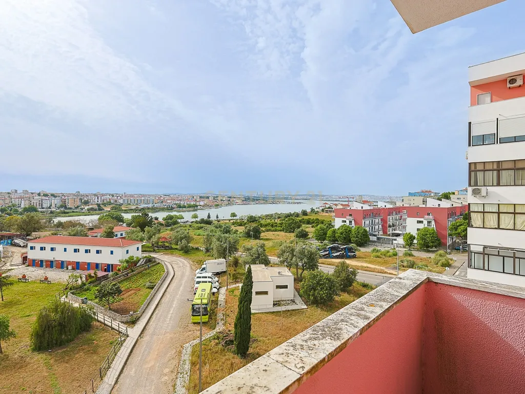 Apartamento T1 com Vista Panorâmica no Seixal - Image 13