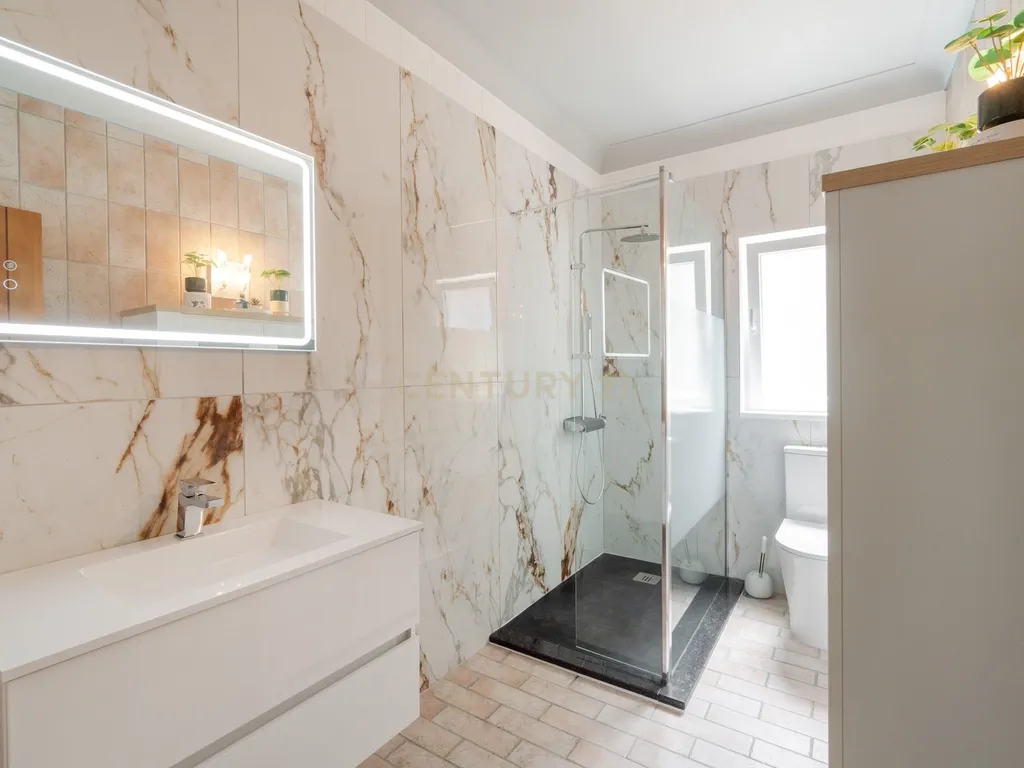 Moradia T5 com amplas áreas, jacuzzi e vista rio - Ferragudo - Image 12