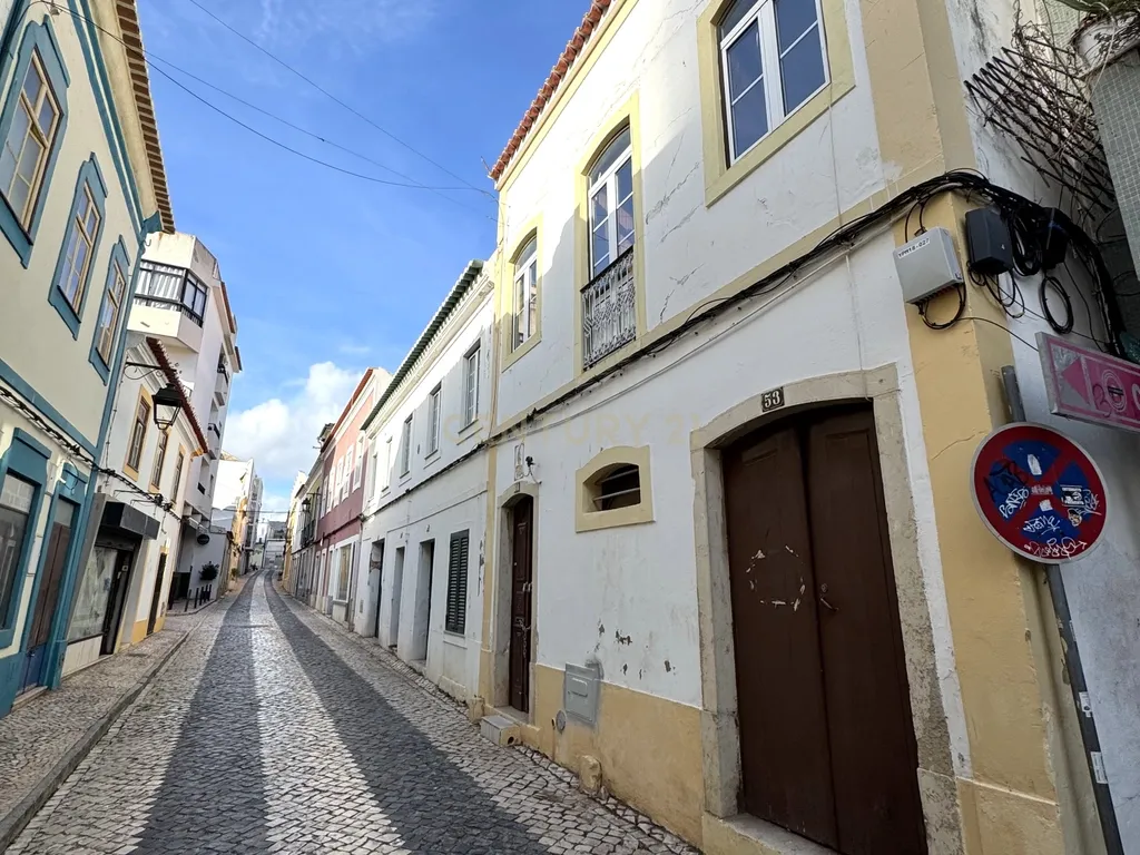 Apartamento com Projeto Aprovado e Vista para a Cidade em Portimão - Image 2