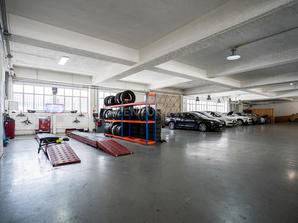 Armazém com 947 m2 a 5 min. do Aeroporto de Lisboa - Image 1