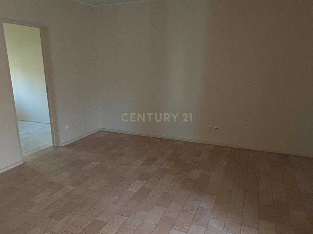Apartamento T3 em Santo António dos Cavaleiros – Arrendamento - Image 13