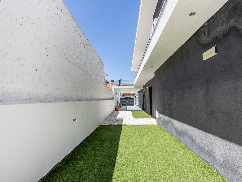 Moradia Contemporânea com Piscina a 5 minutos das praias da Costa da Caparica - Image 30