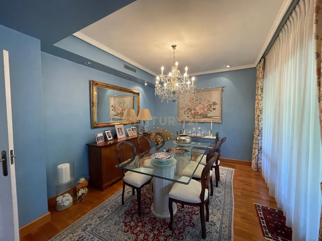 Luxuosa Moradia Renovada em Madrid com Vista para a Cidade - Image 63