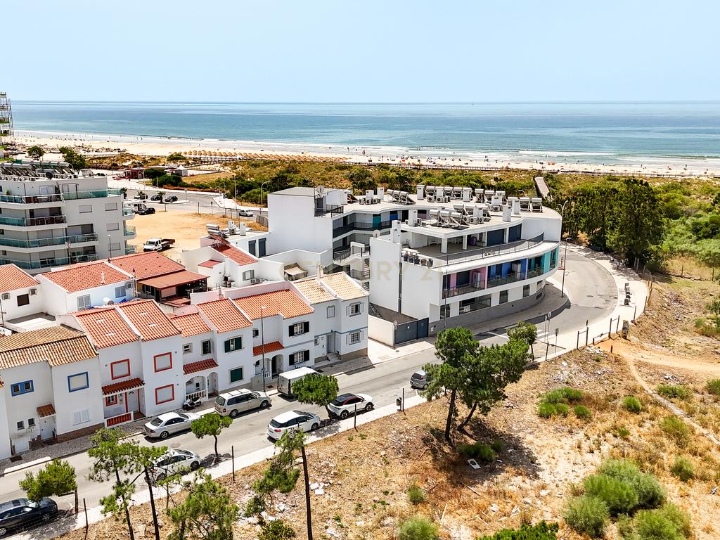 Moradia T3 com Terraço a 100m da Praia de Monte Gordo - Image 1