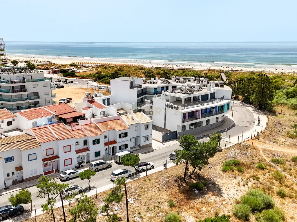 Moradia T3 com Terraço a 100m da Praia de Monte Gordo - Image 1