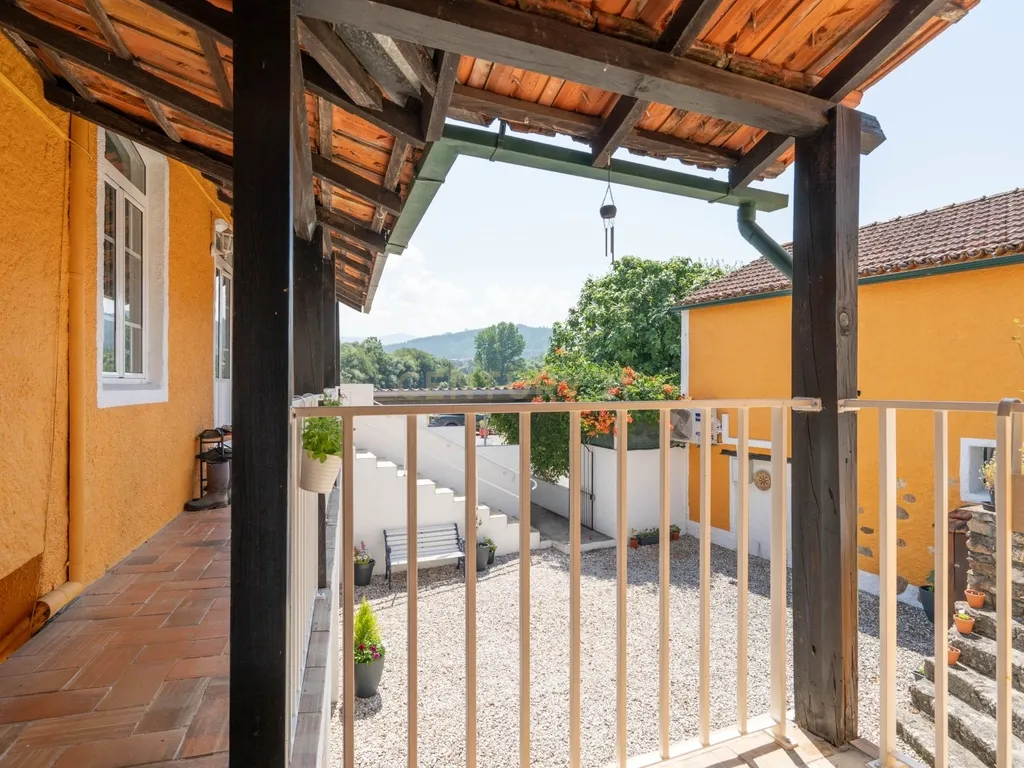 Moradia T7 tradicional em bom estado com varanda coberta, pátio, piscina, terraço coberta, vistas boas e jardim numa localização sossegada perto do centro de Arganil e o rio Alva - Image 51