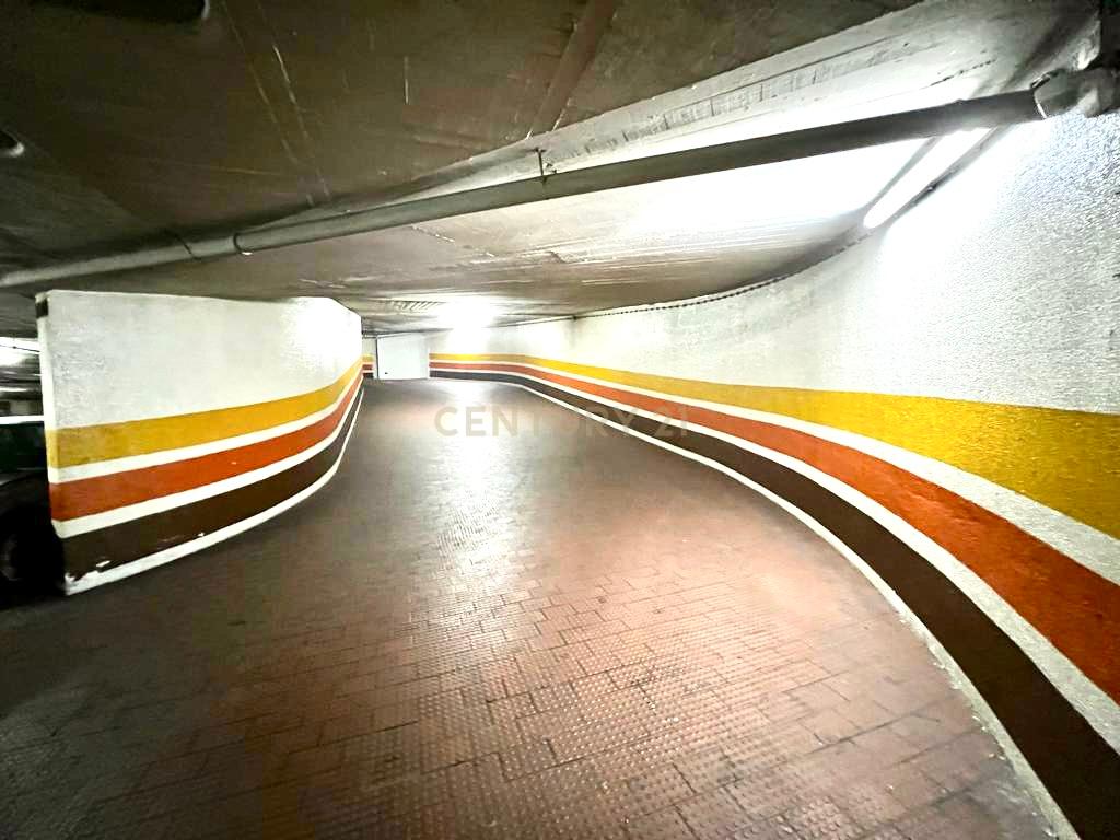 2 LUGARES DE ESTACIONAMENTO NA AV. JOÃO XXI NO EDIFÍCIO VIA VENETTO EM FRENTE À SEDE DA CGD COM ACESSO PELAS ESCADAS DO PRÉDIO - Image 12