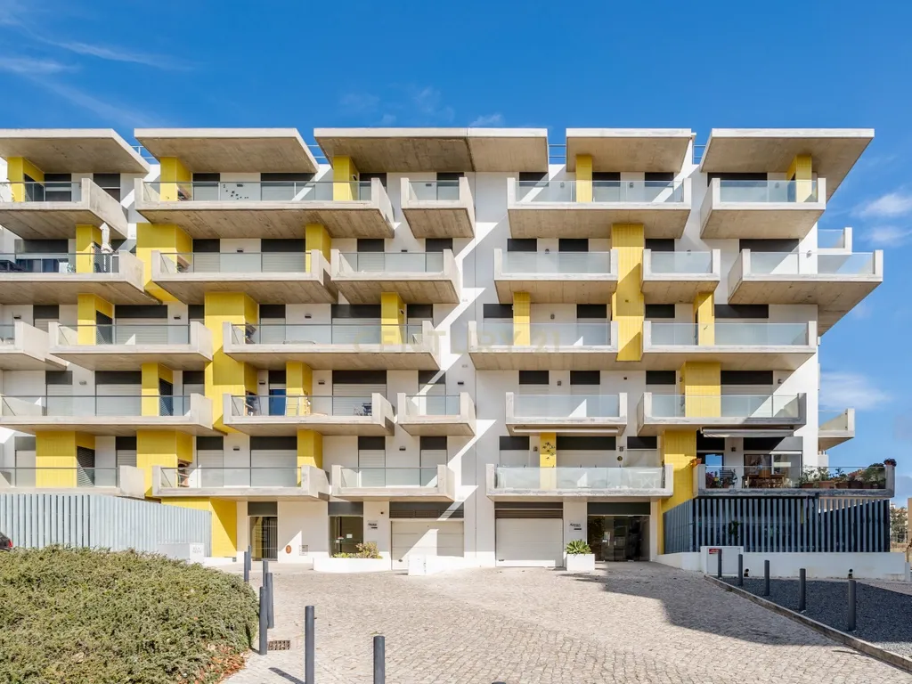 Apartamento T2+1 novo, design moderno, central, a 250metros da Praia de Armação de Pêra - Image 1
