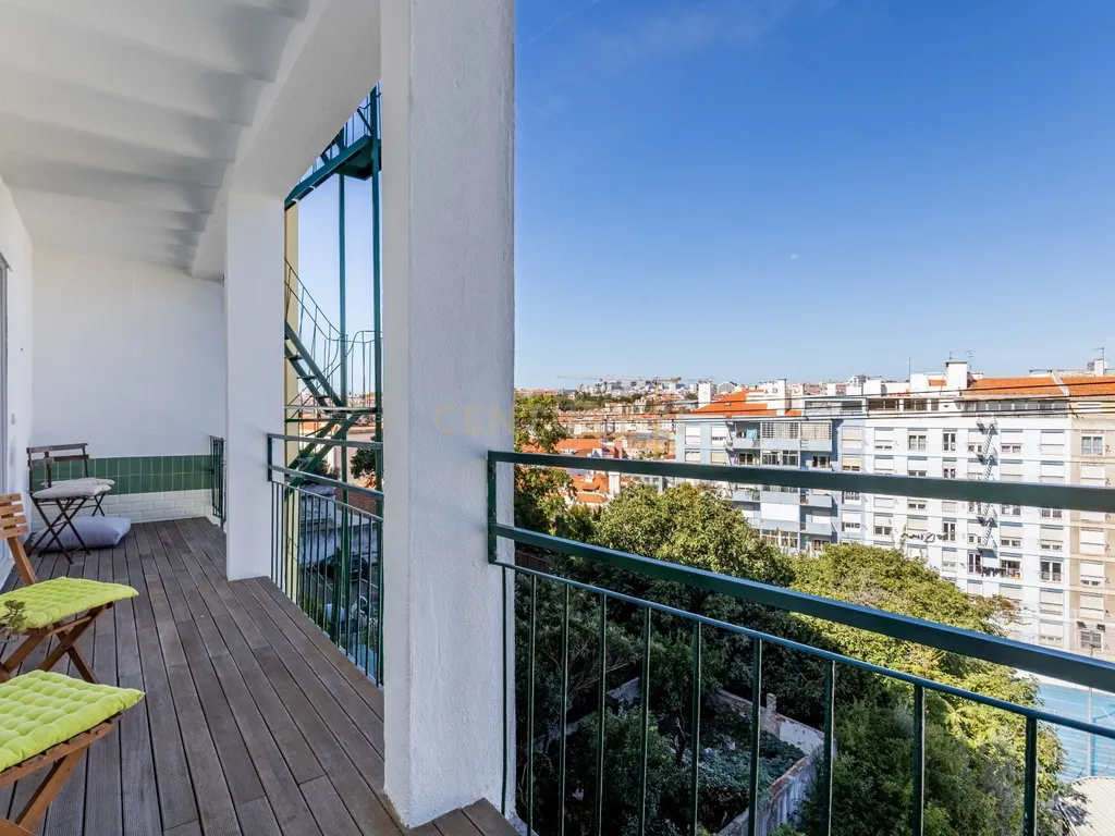 Apartamento T3 com charme lisboeta e vista sobre a cidade - Image 32