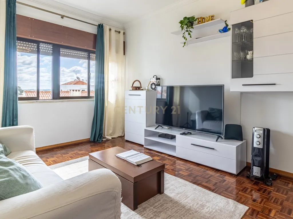Apartamento T3 com Varanda na Quinta do Conde – 3º Andar - Image 1
