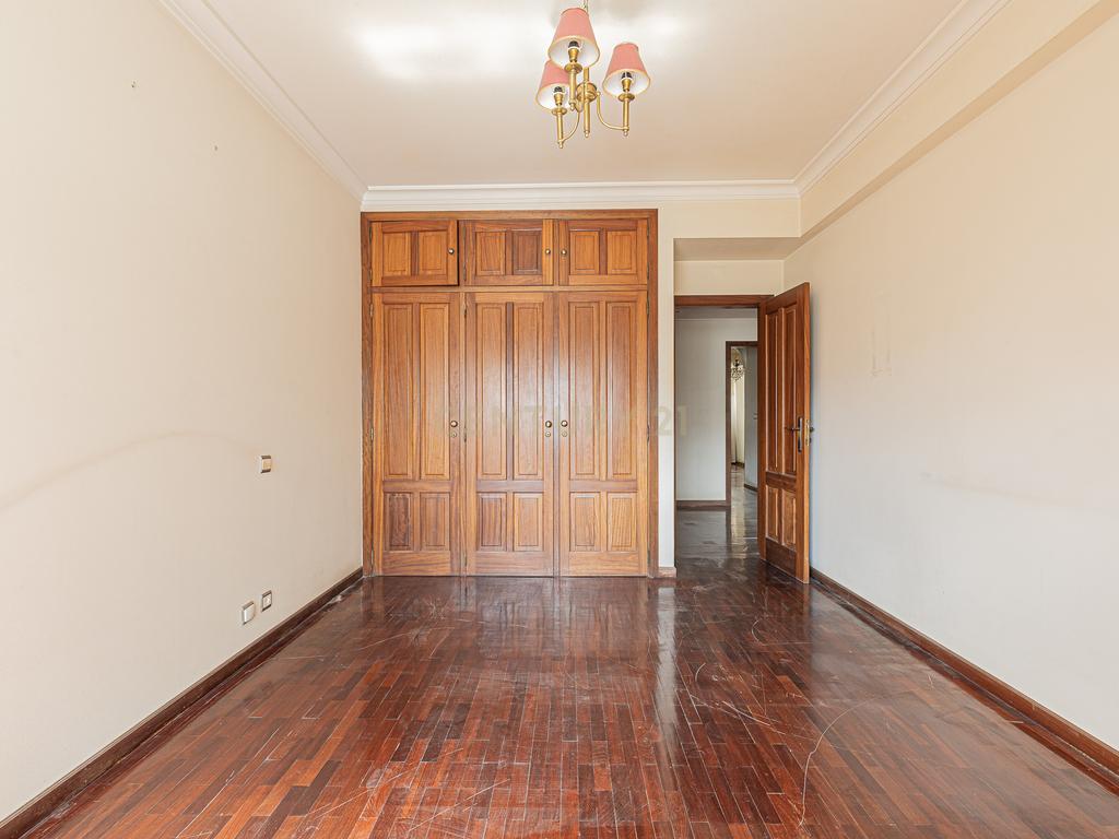 T4 com 180 m² e Garagem Box no Areeiro, Lisboa - Image 21