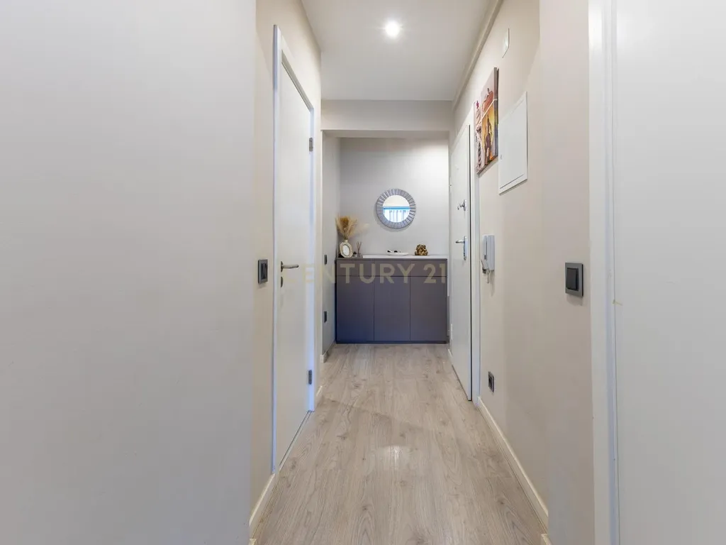 Apartamento Renovado com Vista Mar em Setúbal - Image 5