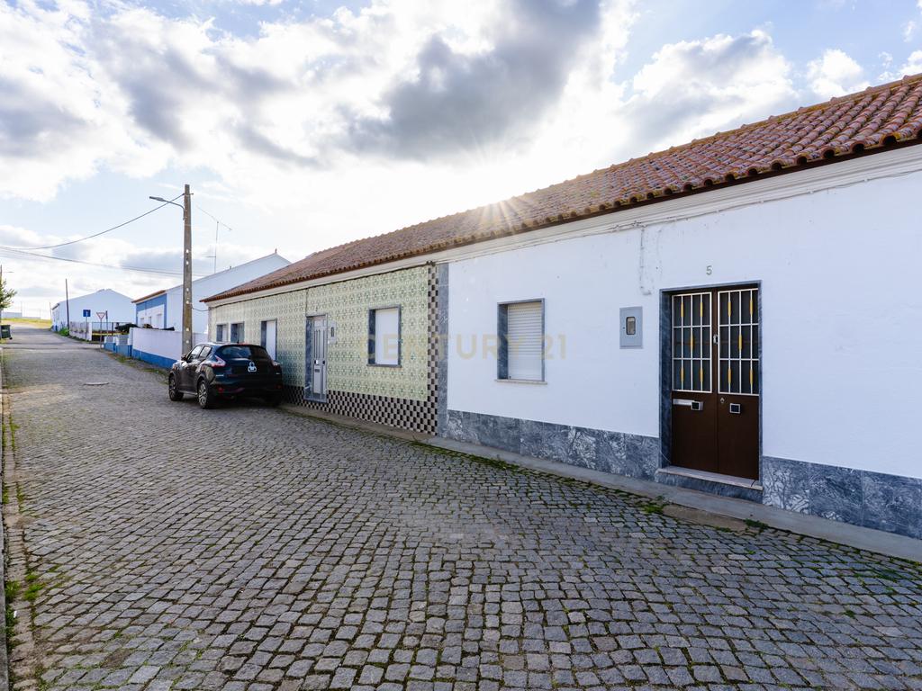 Moradia terrea em banda a 20km de Évora e a 15Km praias fluviais do Alqueva - Image 2