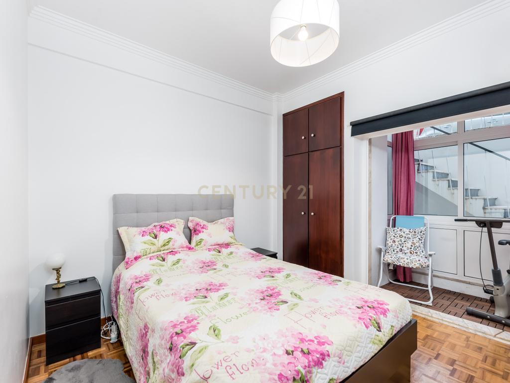 Apartamento T2 em Linda-a-Velha – Remodelado com Terraço e Excelente Localização - Image 12