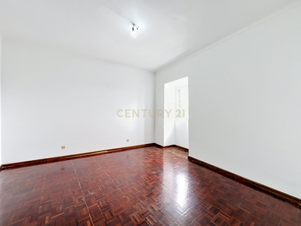 Fotografia 5 de Moradia T2 com Duas Entradas Distintas e Potencial para Segundo Apartamento | Cabouco