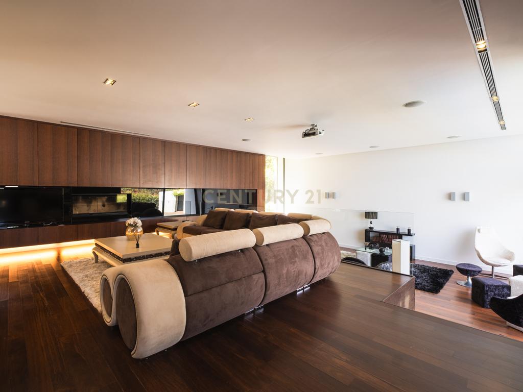 Luxuosa Moradia T4 com Piscina e Vista Panorâmica em Lousada - Image 16