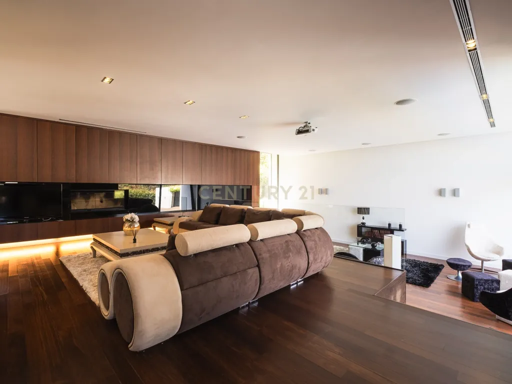 Luxuosa Moradia T4 com Piscina e Vista Panorâmica em Lousada - Image 16